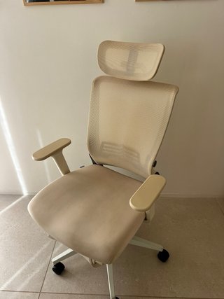 Silla de oficina ergonómica beige