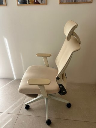 Silla de oficina ergonómica beige