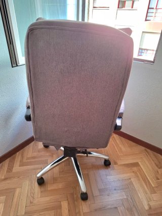 Silla de oficina con reposapies inclinable gris