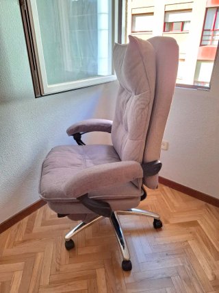 Silla de oficina con reposapies inclinable gris