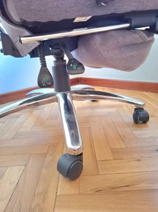 Silla de oficina con reposapies inclinable gris