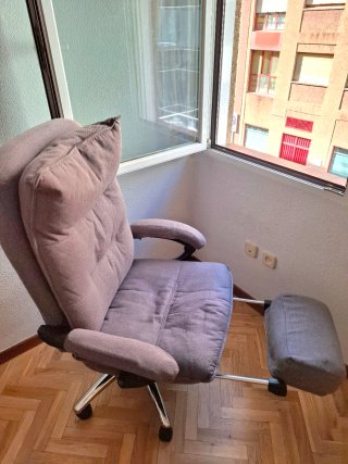 Silla de oficina con reposapies inclinable gris