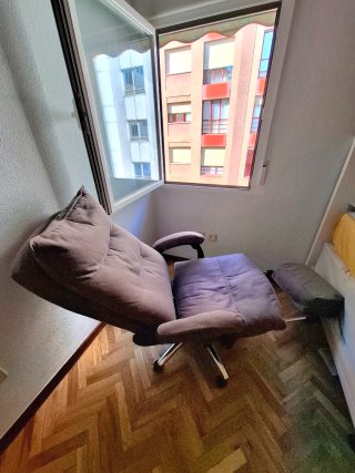Silla de oficina con reposapies inclinable gris