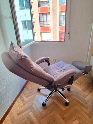 Silla de oficina con reposapies inclinable gris