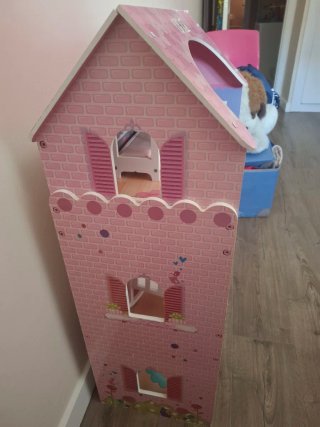 Casita de muñecas de madera con accesorios