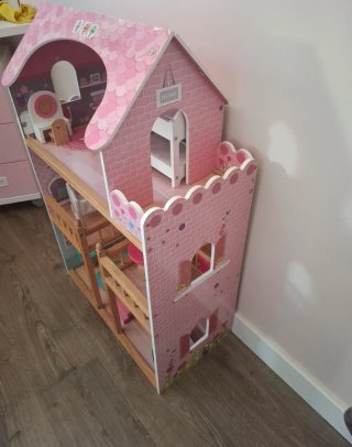 Casita de muñecas de madera con accesorios