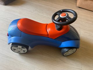 Coche BMW para bebé azul y naranja