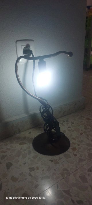 Lámpara de mesa de metal