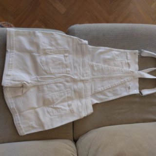 Pantalón corto vaquero blanco con tirantes