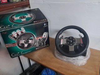 Volante Logitech G27 con pedales y palanca
