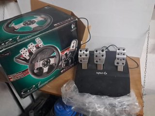 Volante Logitech G27 con pedales y palanca
