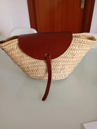 Bolso de cuero marrón con forro estampado