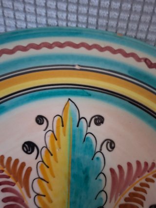 Plato decorativo antiguo, pintado a mano
