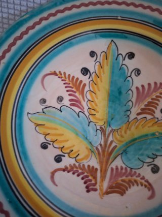 Plato decorativo antiguo, pintado a mano