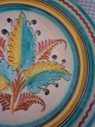 Plato decorativo antiguo, pintado a mano