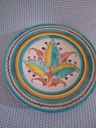 Plato decorativo antiguo, pintado a mano