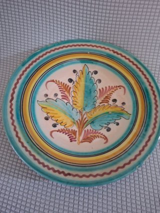 Plato decorativo antiguo, pintado a mano