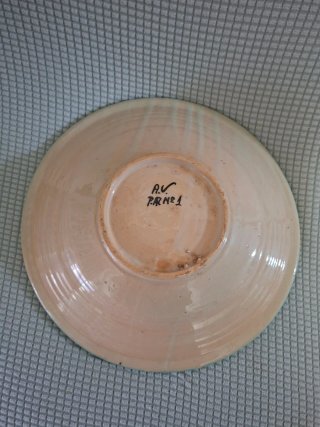 Plato decorativo antiguo, pintado a mano