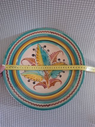 Plato decorativo antiguo, pintado a mano