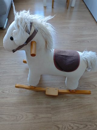 Caballo balancín blanco