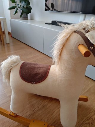 Caballo balancín blanco