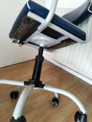 Silla giratoria azul y blanca
