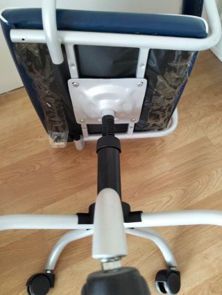 Silla giratoria azul y blanca