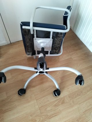 Silla giratoria azul y blanca