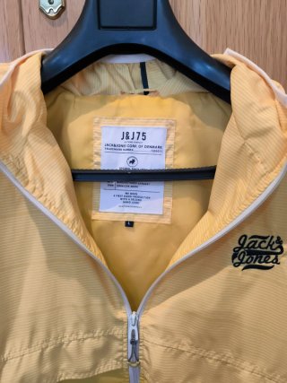Chaqueta cortavientos Jack & Jones amarilla