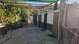 Parcela con dos naves,luz y agua