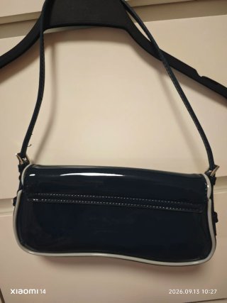 Bolso Zara charol azul y blanco