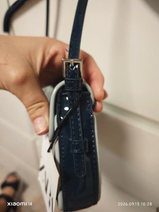 Bolso Zara charol azul y blanco