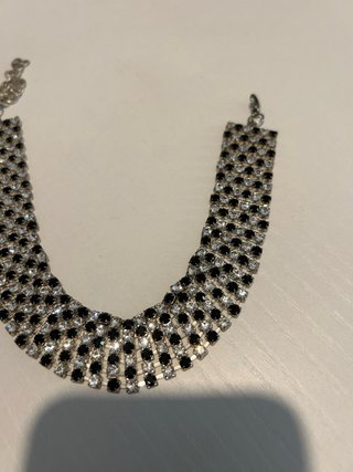 Collana con strass neri e bianchi