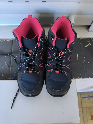 Botas de montaña azules y rosas