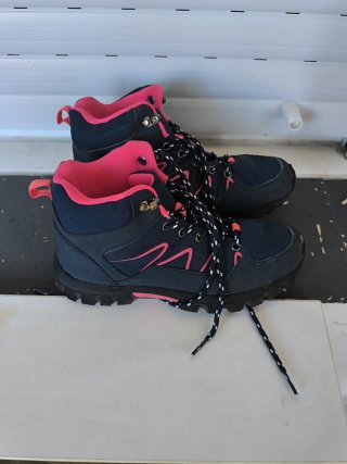 Botas de montaña azules y rosas