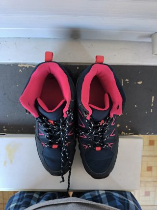 Botas de montaña azules y rosas