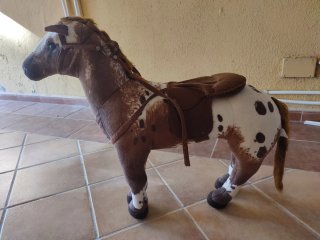Caballo de peluche gigante