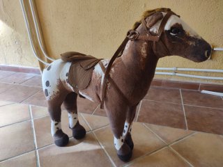 Caballo de peluche gigante