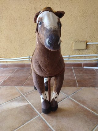 Caballo de peluche gigante