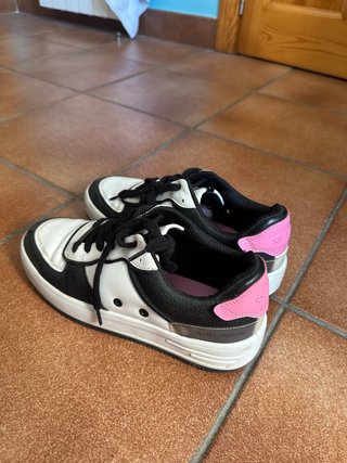 Zapatillas Bershka negras y blancas