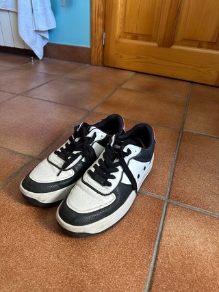 Zapatillas Bershka negras y blancas