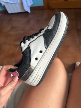 Zapatillas Bershka negras y blancas