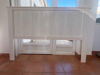 Cabecero de madera blanco con lámparas