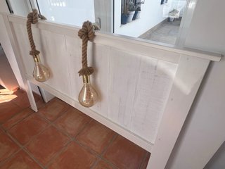 Cabecero de madera blanco con lámparas