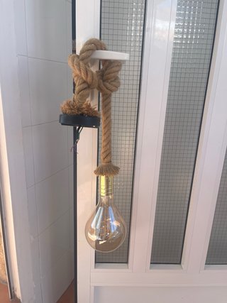 Cabecero de madera blanco con lámparas