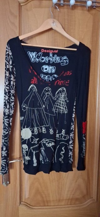 Camiseta Desigual negra manga larga estampada
