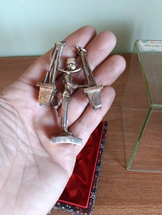 Figura PLATA 925 Antigua con expositor y caja