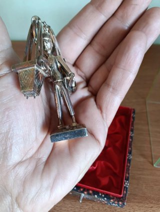 Figura PLATA 925 Antigua con expositor y caja