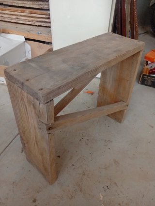 Banqueta de madera antigua