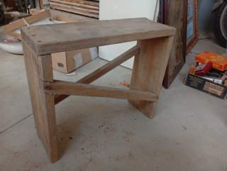 Banqueta de madera antigua